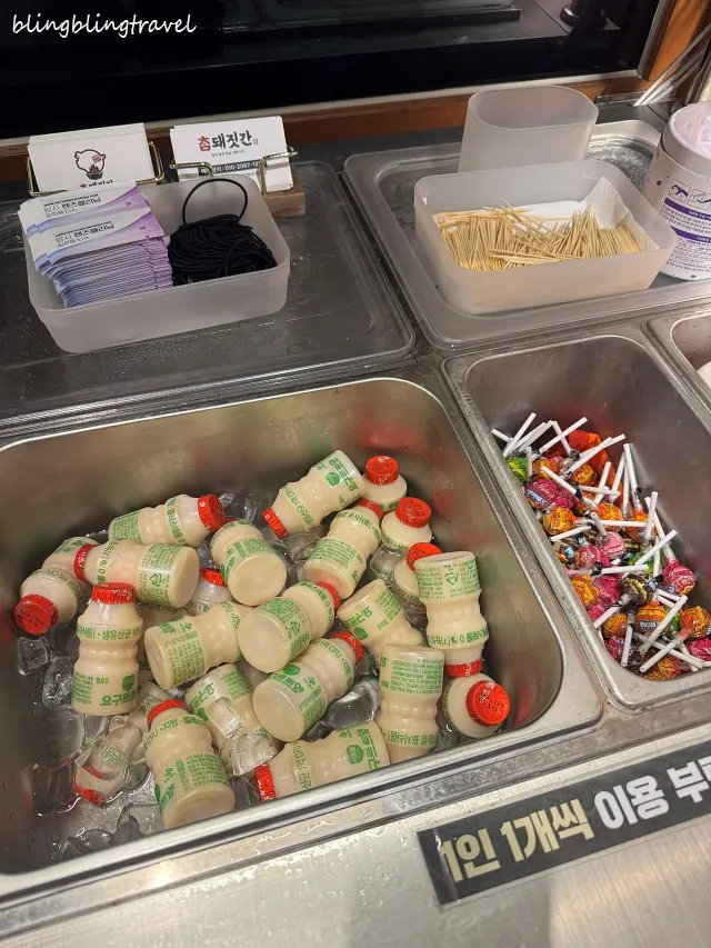 계산대에 준비된 요구르트와 사탕, 치실