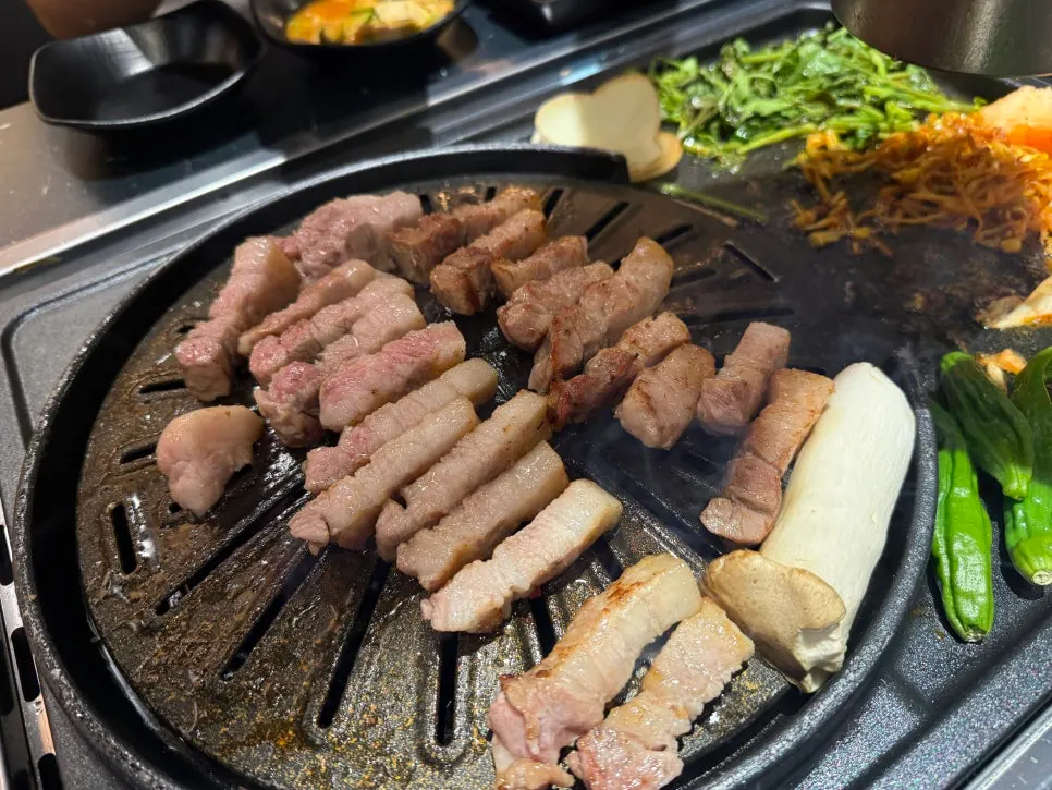 고기와 함께 먹는 된장찌개 한 그릇