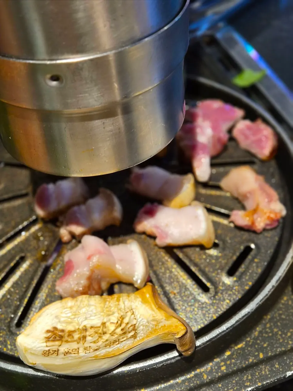 Meat on the handmade, no-splatter grill plate