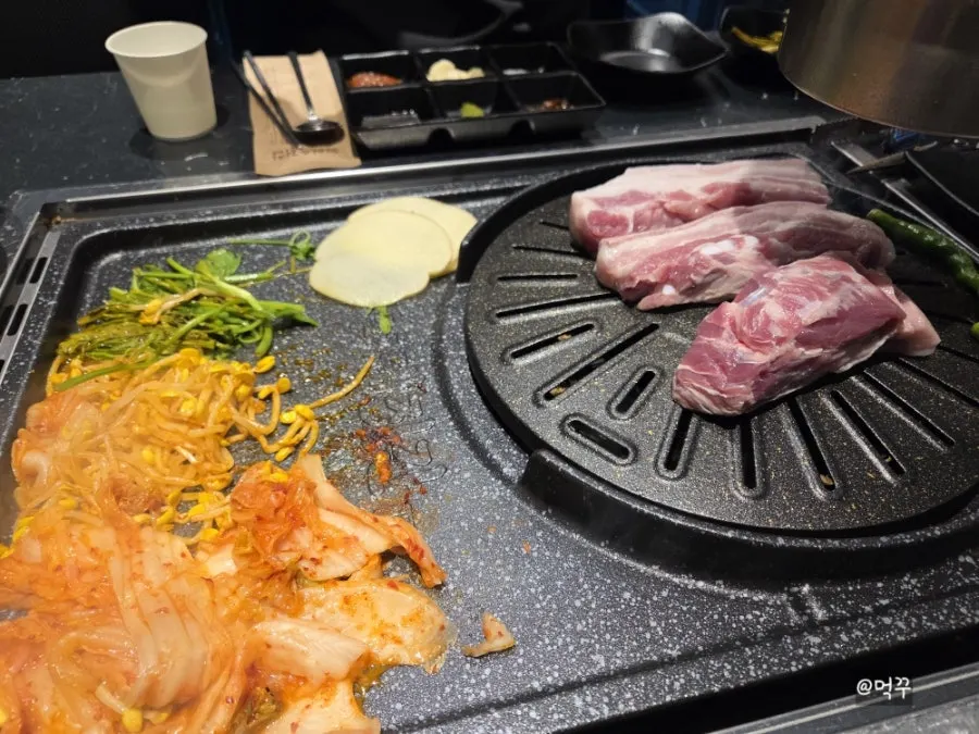 Sauce spread served with the meat