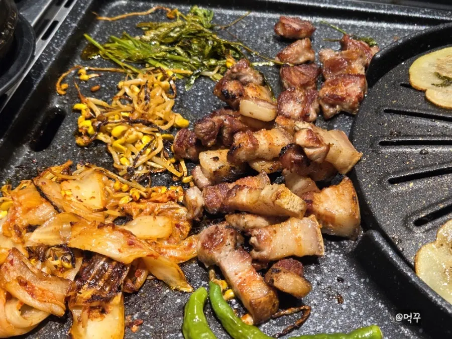 Meat on the handmade grill plate that reduces oil splatter