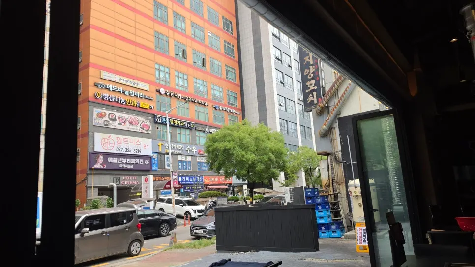 테이블이 많은 참돼짓간 신중동점 내부