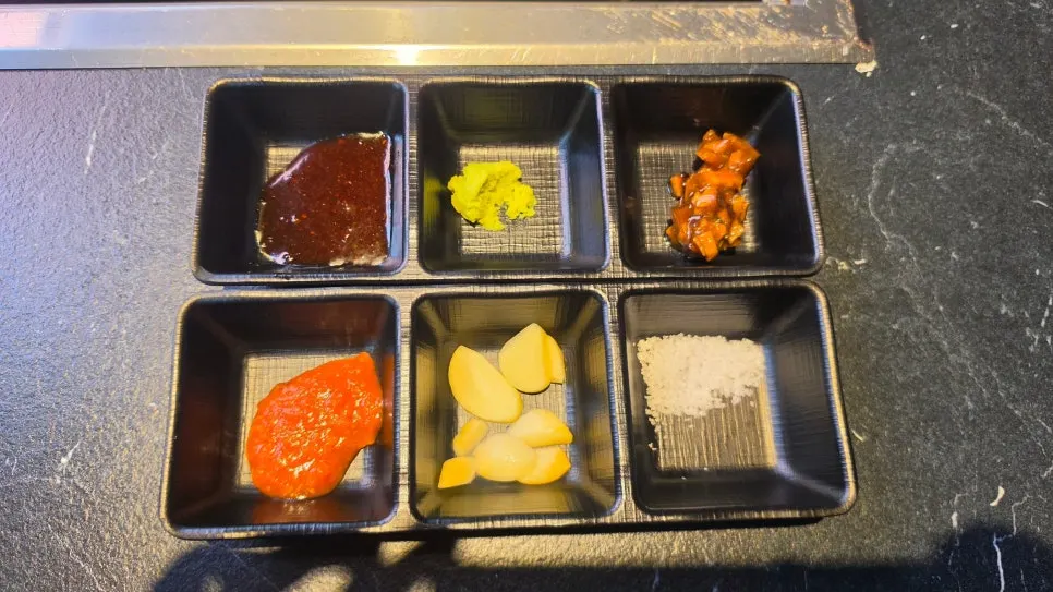 소금 와사비 마늘이 담긴 칸 접시
