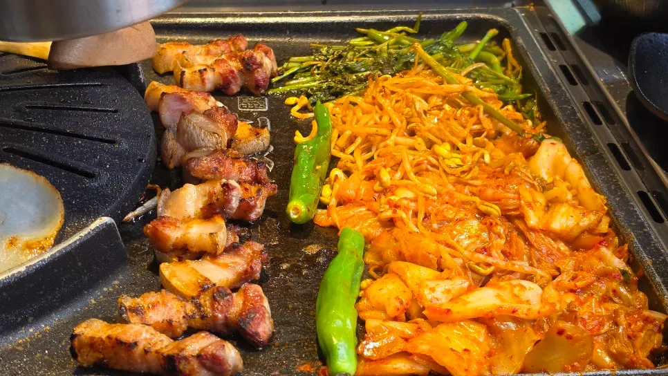 먹기 좋은 크기로 자른 도톰한 오겹살