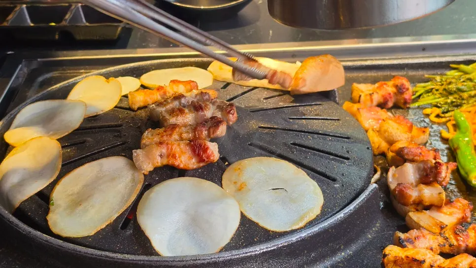 고기 기름에 굽는 얇게 썬 감자