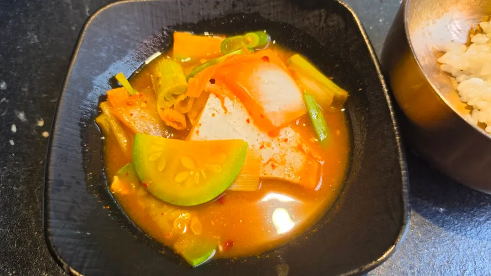 된장찌개와 공깃밥을 곁들인 한 상