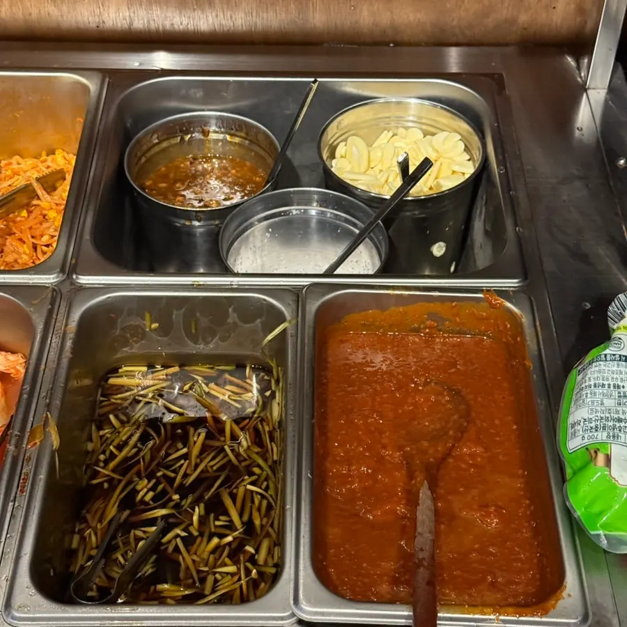 Self-serve bar for refilling side dishes and sauces