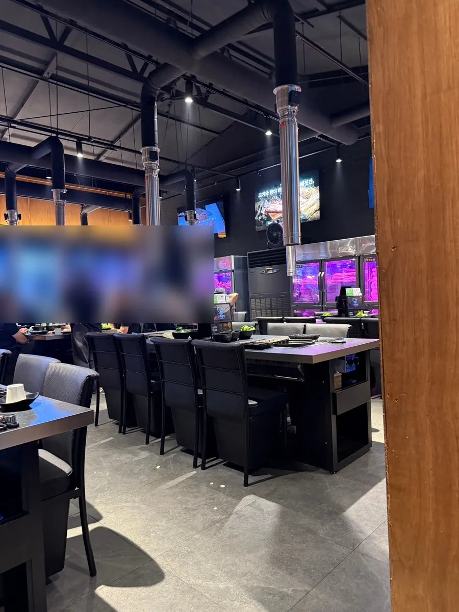 Spacious interior of Cham Dwaejitgan Sinjung-dong Branch full of customers