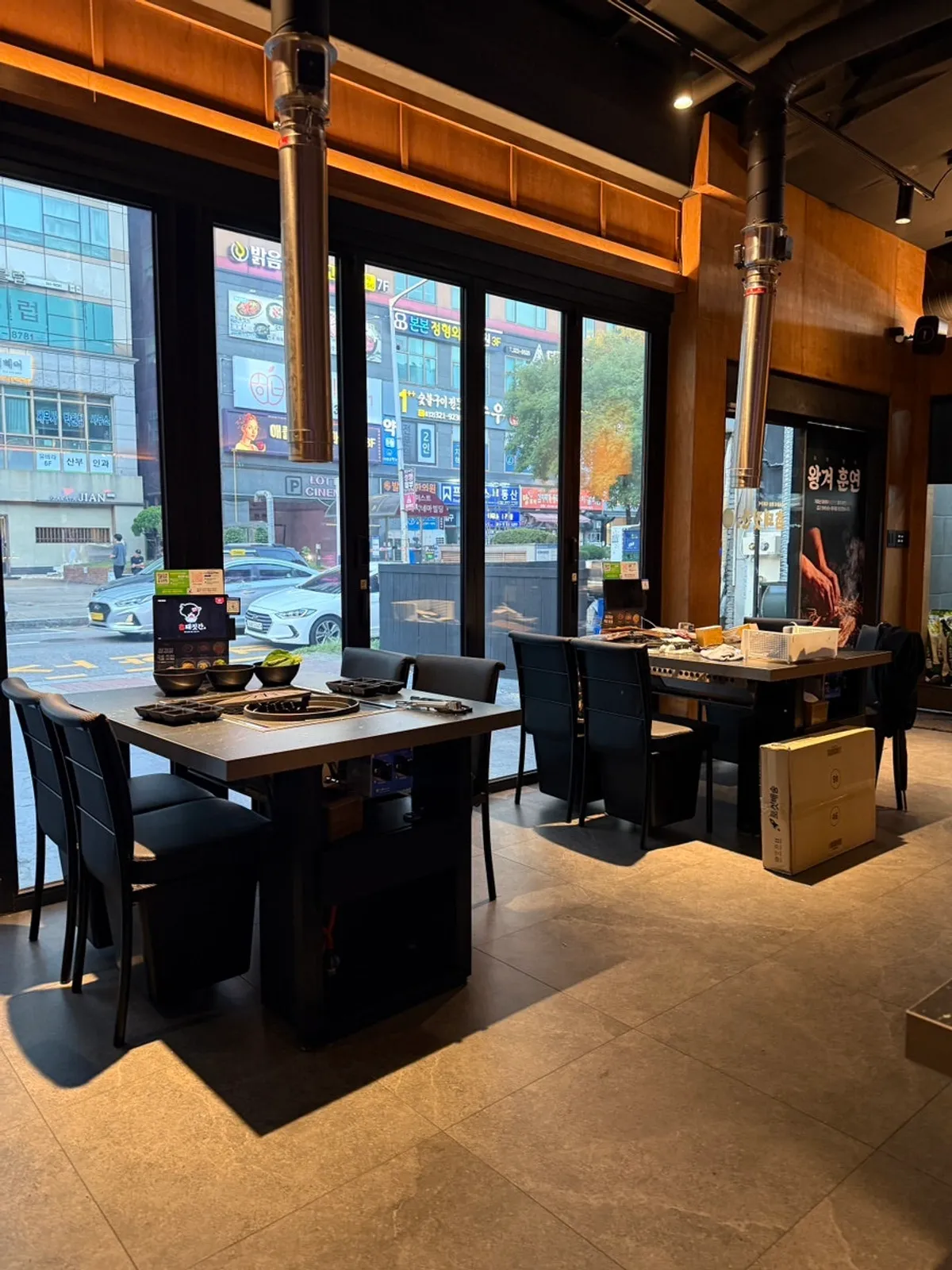 Seating at Cham Dwaejitgan Sinjung-dong Branch with wide table spacing