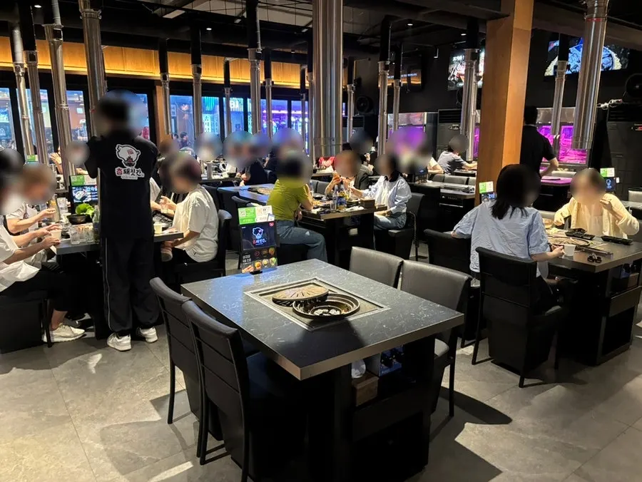 Spacious interior of Cham Dwaejitgan Bucheon Sinjung-dong Branch