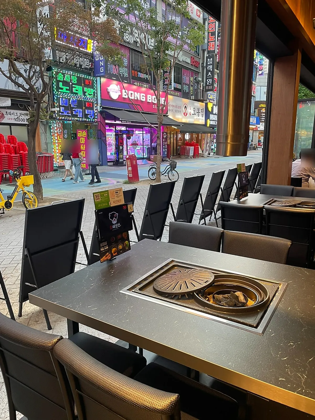 창가 쪽 열린 야장 테이블