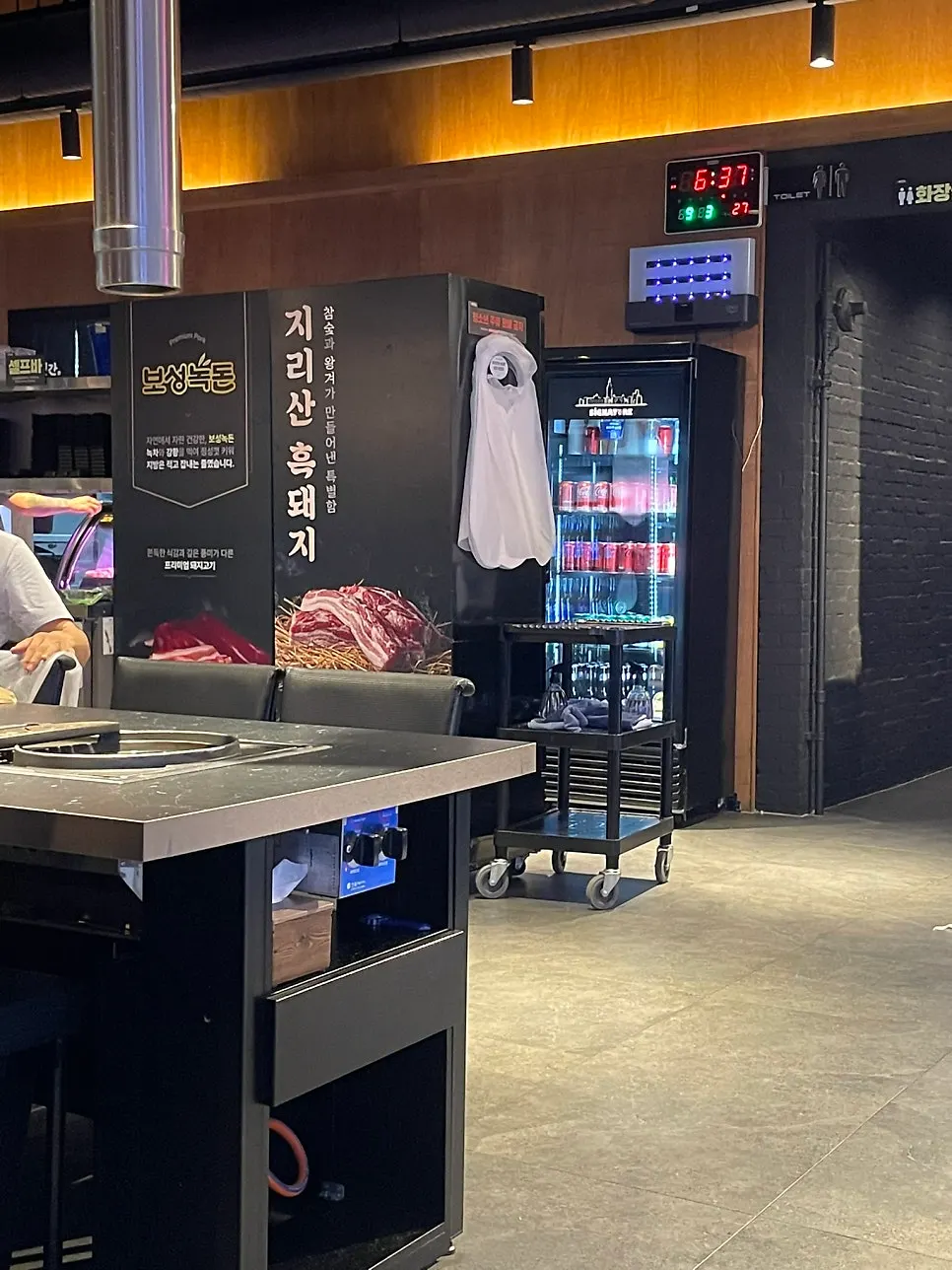 지리산 흑돼지 소개판과 매장 내부
