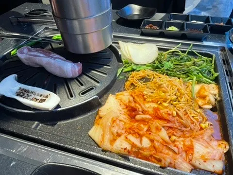 구워진 흑돼지 오겹살 한 점