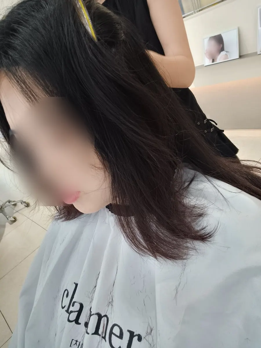 펌 시술 전 상담 받는 자리