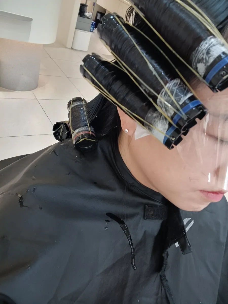 정수리 뿌리 볼륨펌 시술 장면