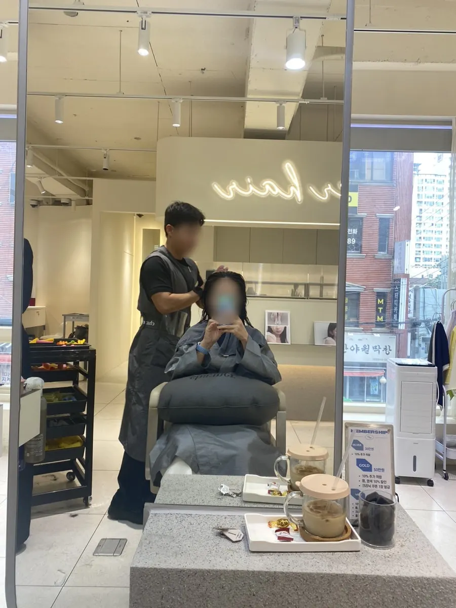 염색 후 샴푸를 받는 모습