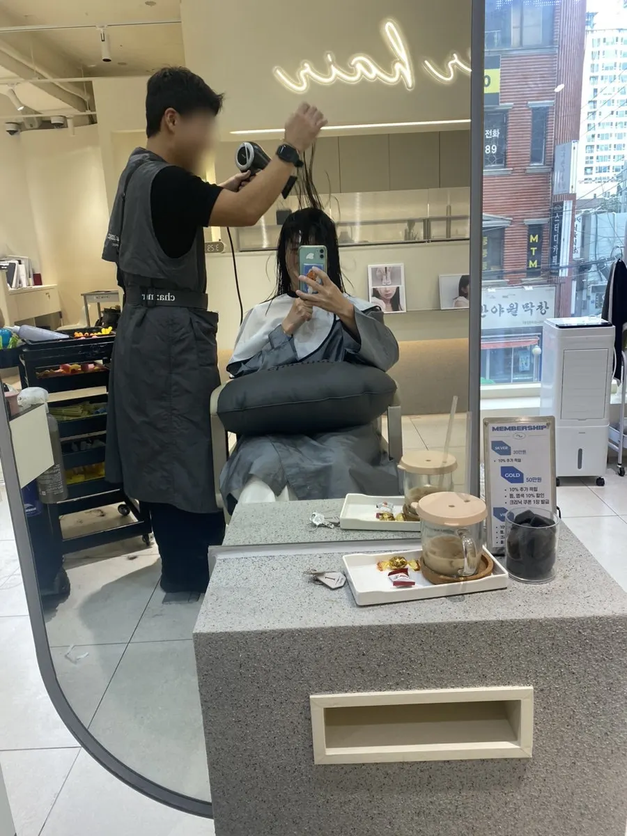 스탭이 세심하게 케어하는 샴푸 과정
