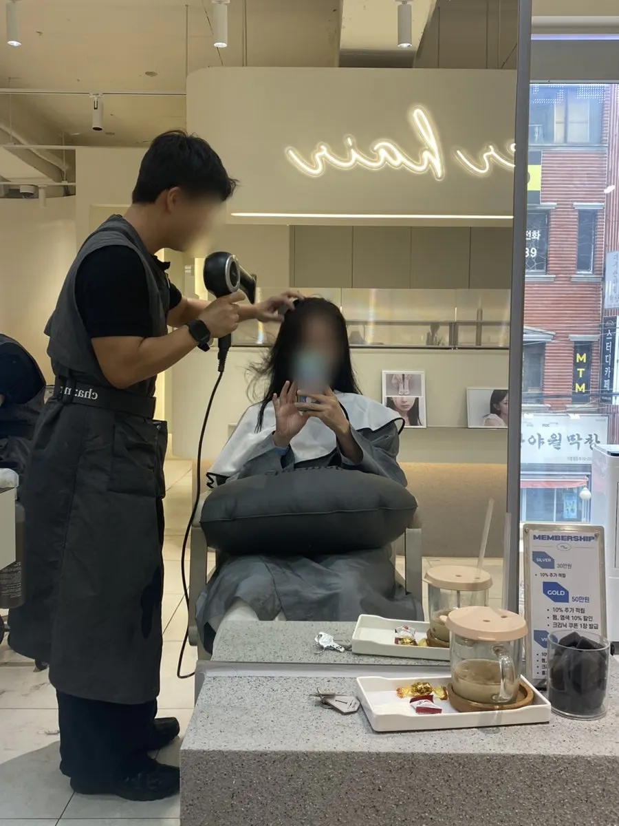 샴푸 후 젖은 상태의 애쉬블랙 모발