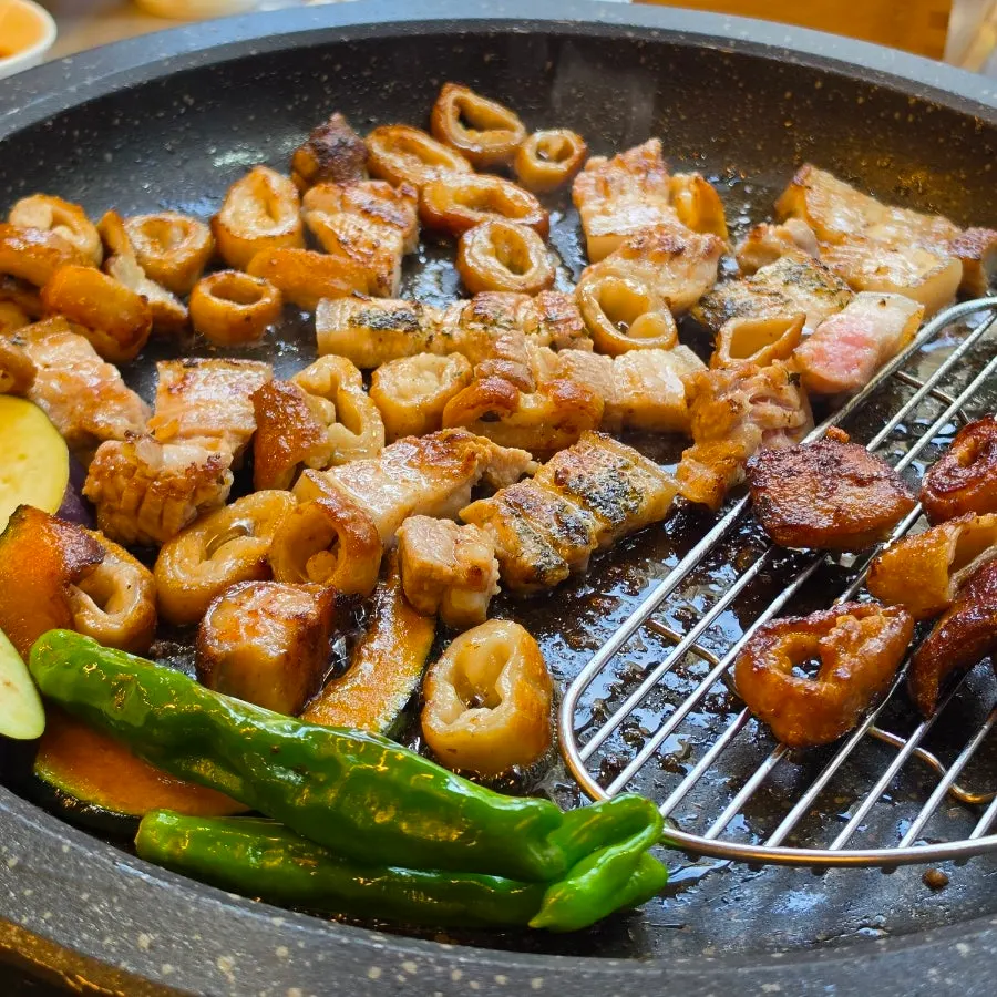 불판에서 노릇하게 구워진 막창