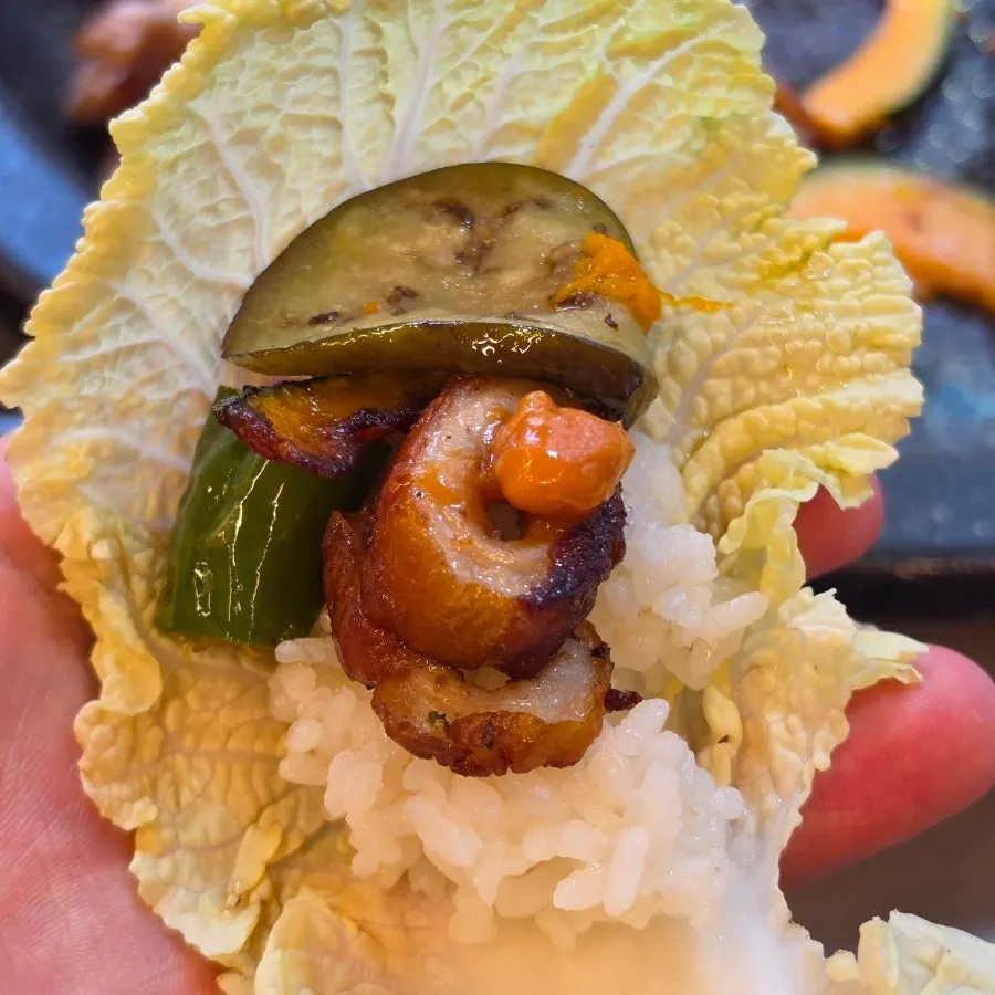 소스에 찍은 막창 한 점