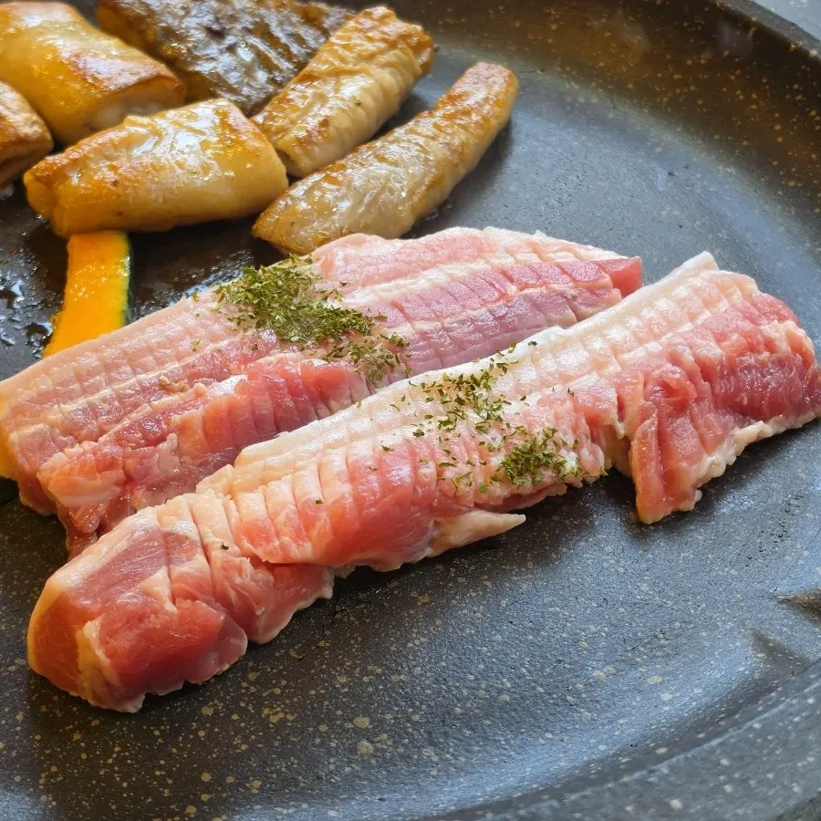 불판 위 삼겹살과 야채