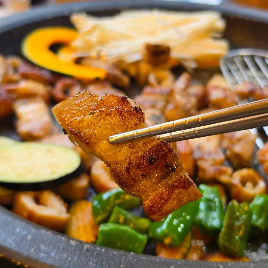 칼집 낸 생삼겹살 굽는 모습