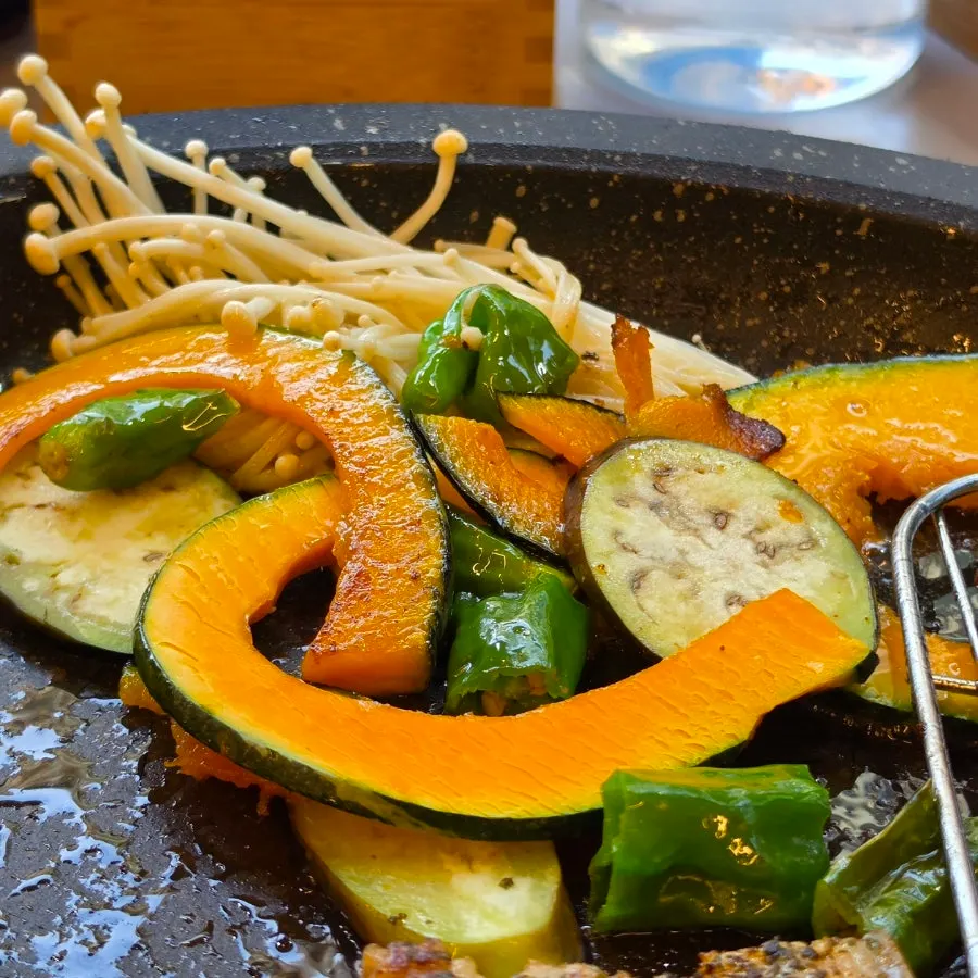셀프바에서 가져온 쌈채소와 야채 접시