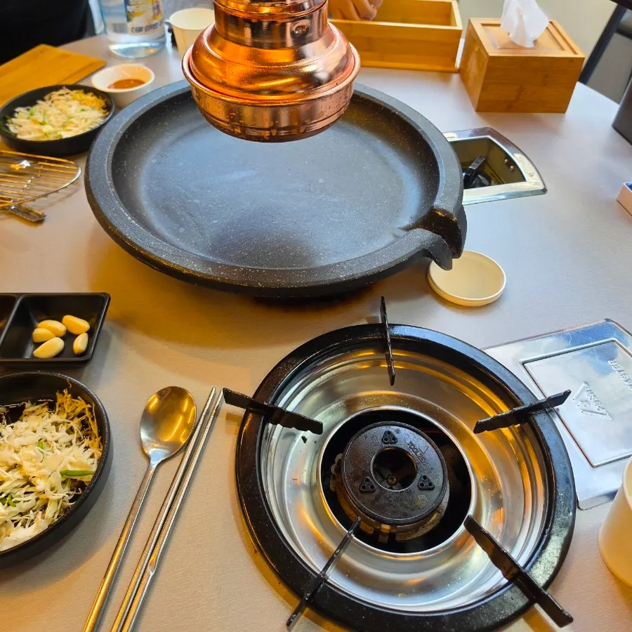 냄비에 담긴 라면과 물