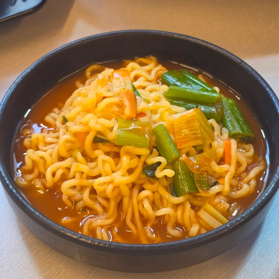 그릇에 덜어낸 라면 국물