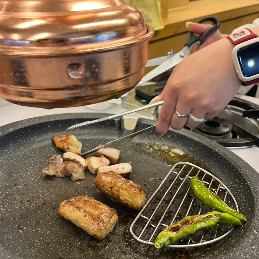 Cutting the makchang with scissors