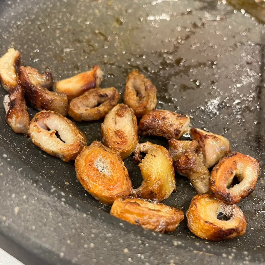 Close-up of extra-crispy grilled makchang
