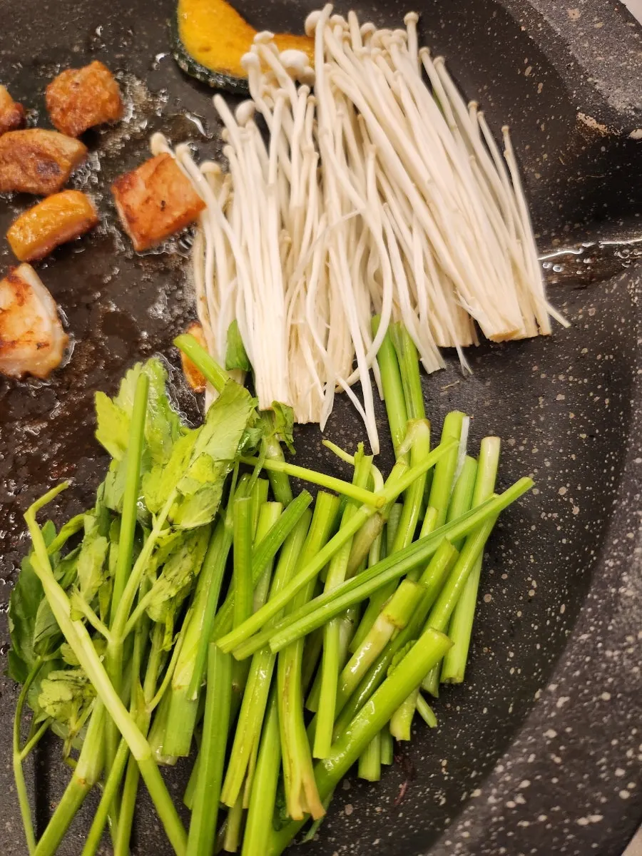 Water parsley and enoki mushrooms grilled together on the grill