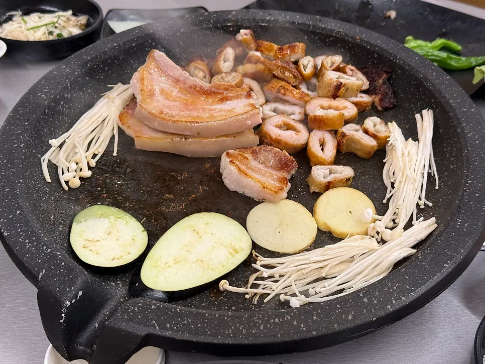 불판에서 함께 구워지는 가지와 감자, 팽이버섯