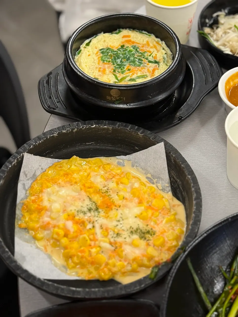 기본 계란찜과 서비스로 받은 콘치즈