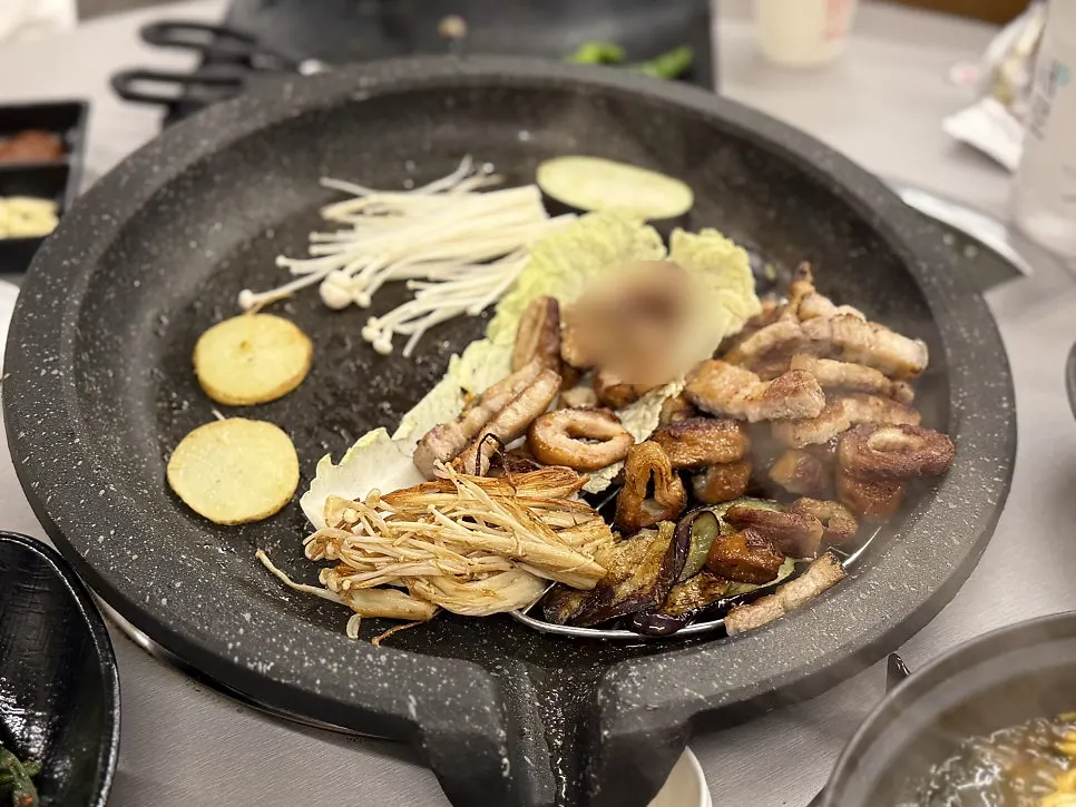 막창과 삼겹살, 사이드가 한상 가득 차려진 테이블