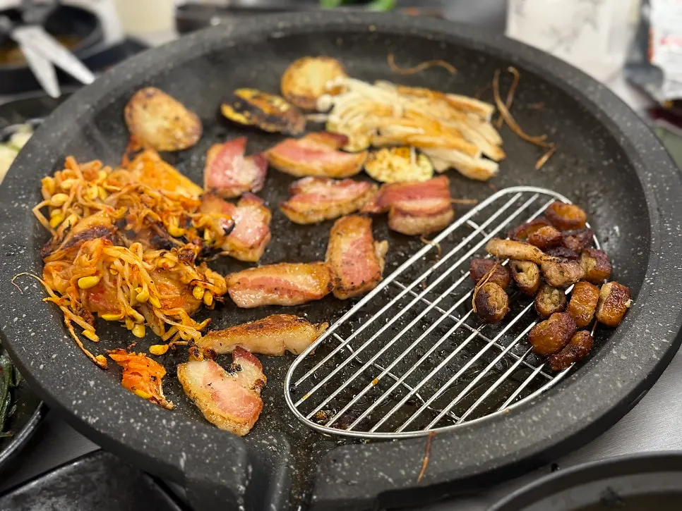 쌈 채소와 함께 담은 훈제 삼겹살