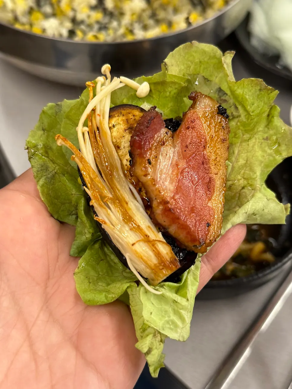 구운 야채와 함께 싼 막창 쌈