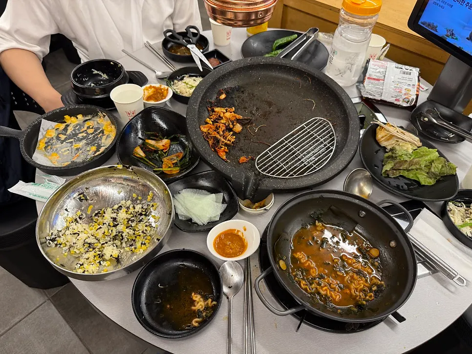 식사 후 남은 주먹밥과 반찬이 놓인 테이블