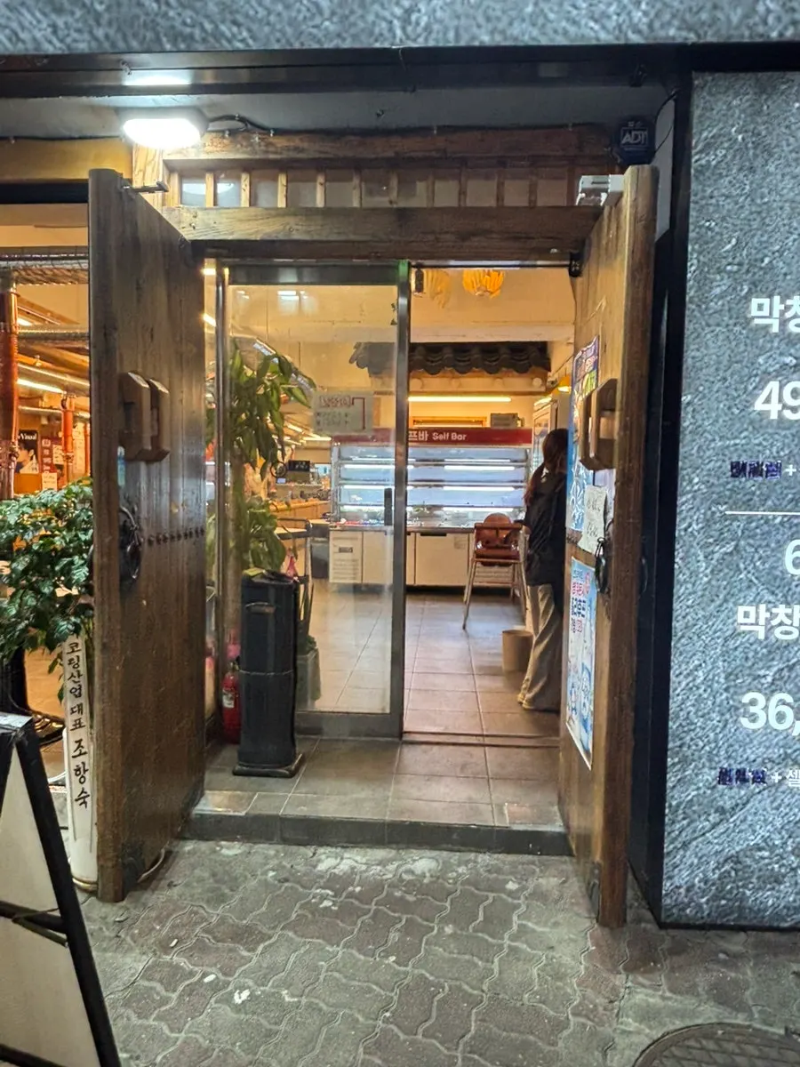문을 활짝 열어둔 참막 이수역점 야장 분위기