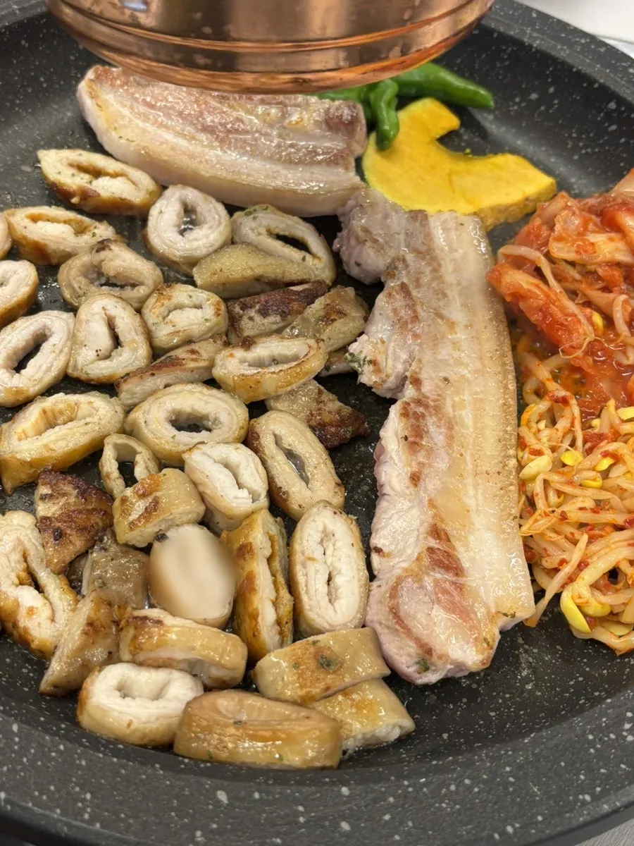 초벌된 모듬막창 접시