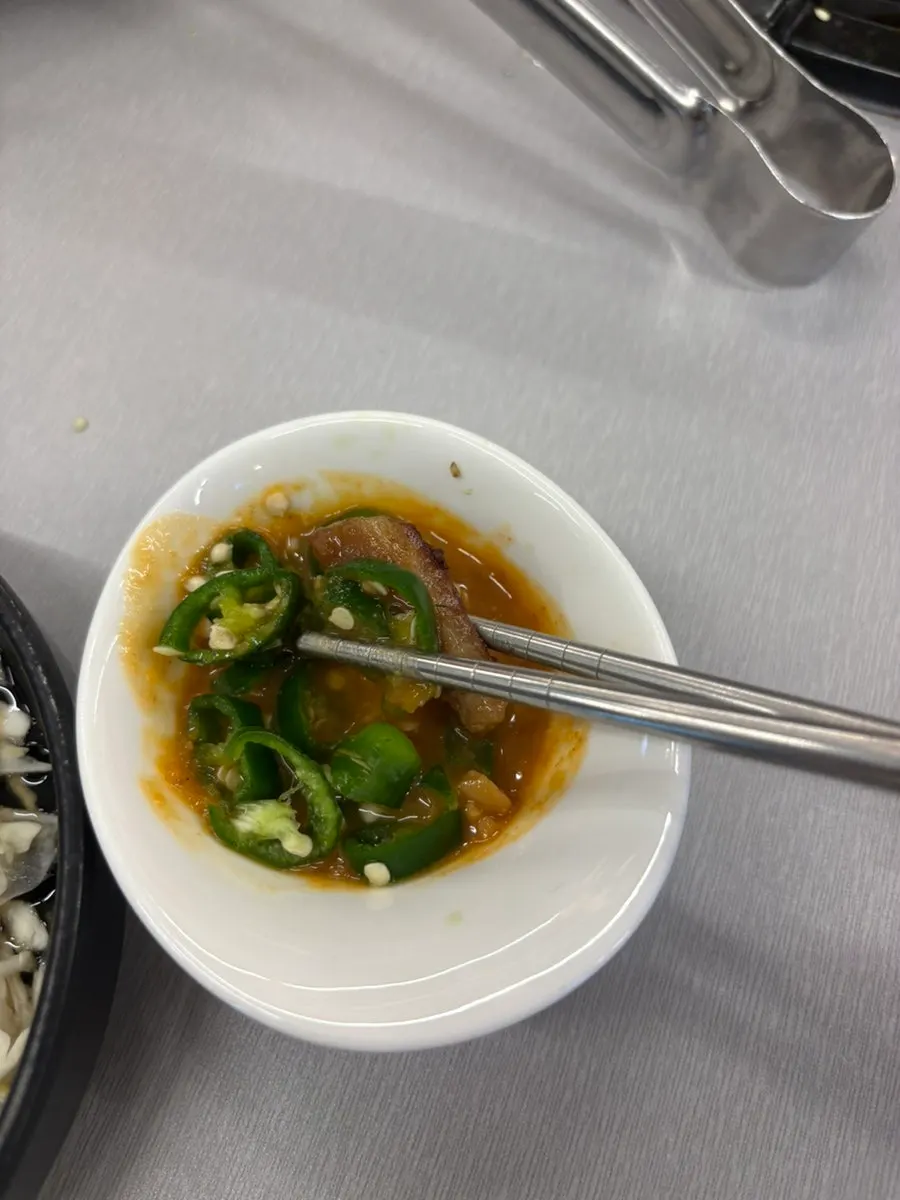 노릇하게 구워진 막창과 김치 콩나물