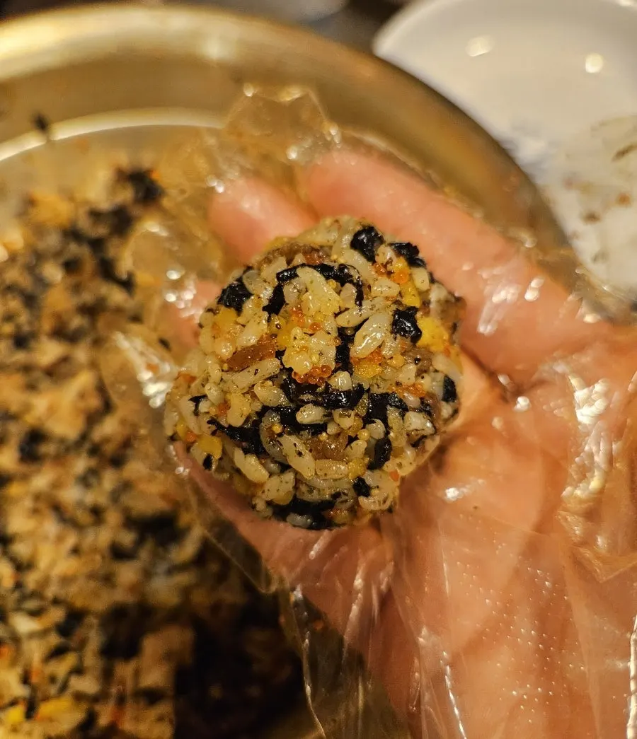 Ingredients for tear gas rice balls with flying fish roe and seasoned cartilage