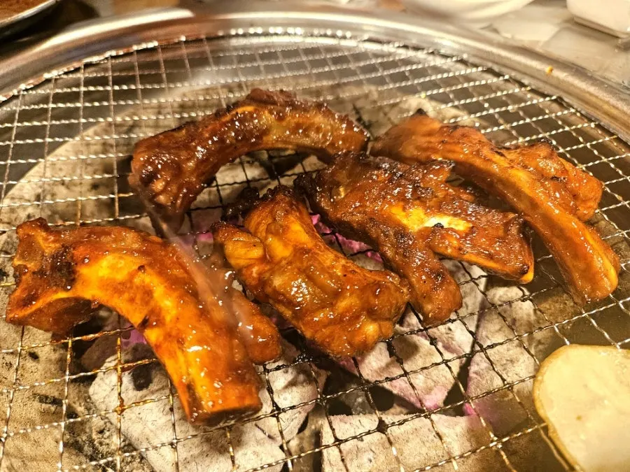 Soy pork ribs eaten together with rice balls