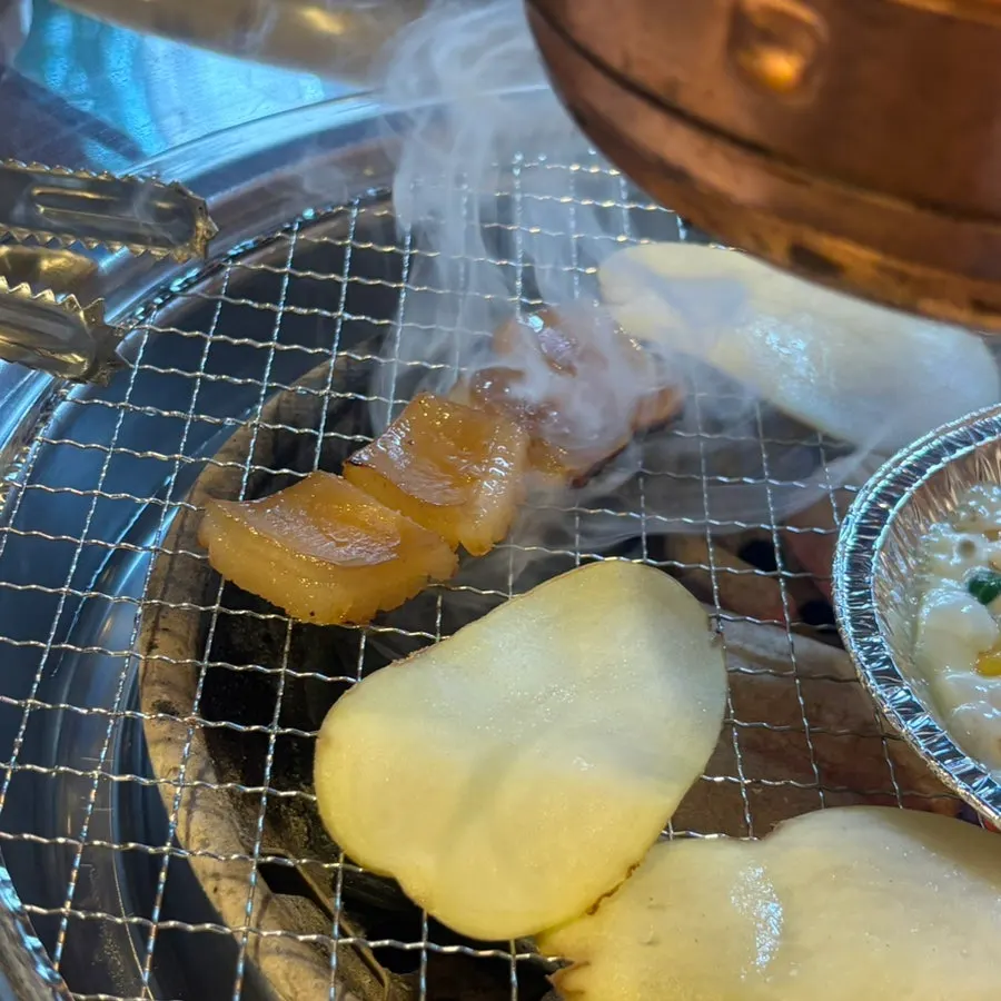 Grilled pork skin and sliced potatoes while waiting for the initial grilling