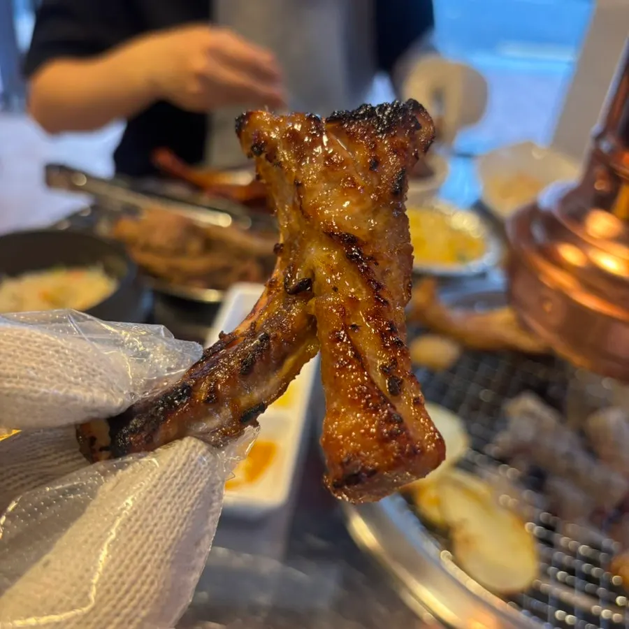 Wearing cotton and plastic gloves to tear into the jjokgalbi