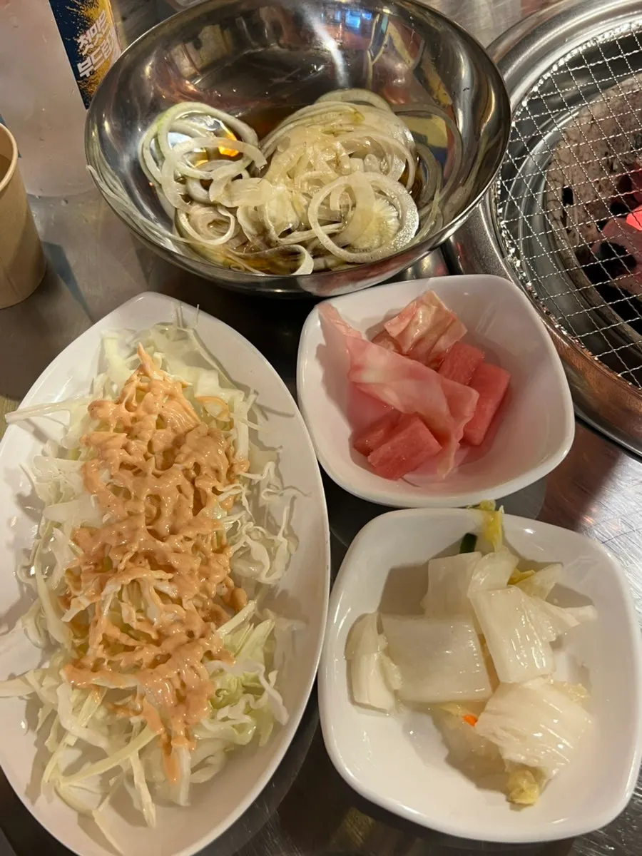 Table setting of free basic side dishes at Champpoppo
