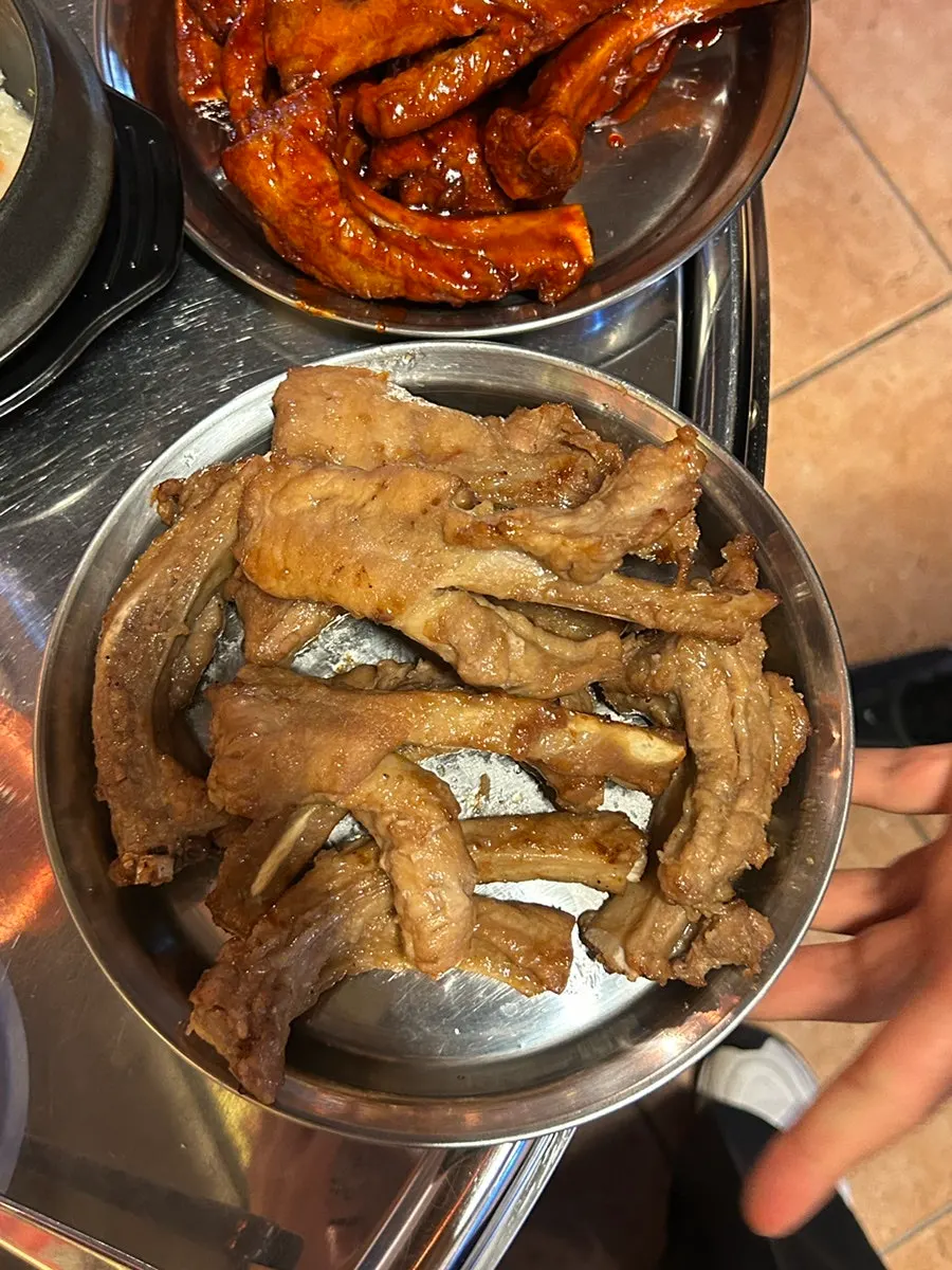 4 servings of soy and spicy pork ribs