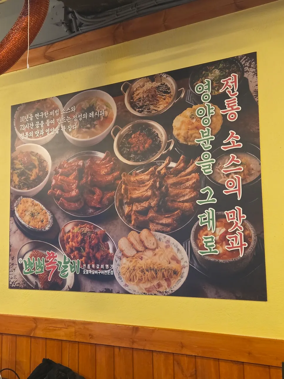 문을 열어둔 합정 야장 구조의 매장 입구