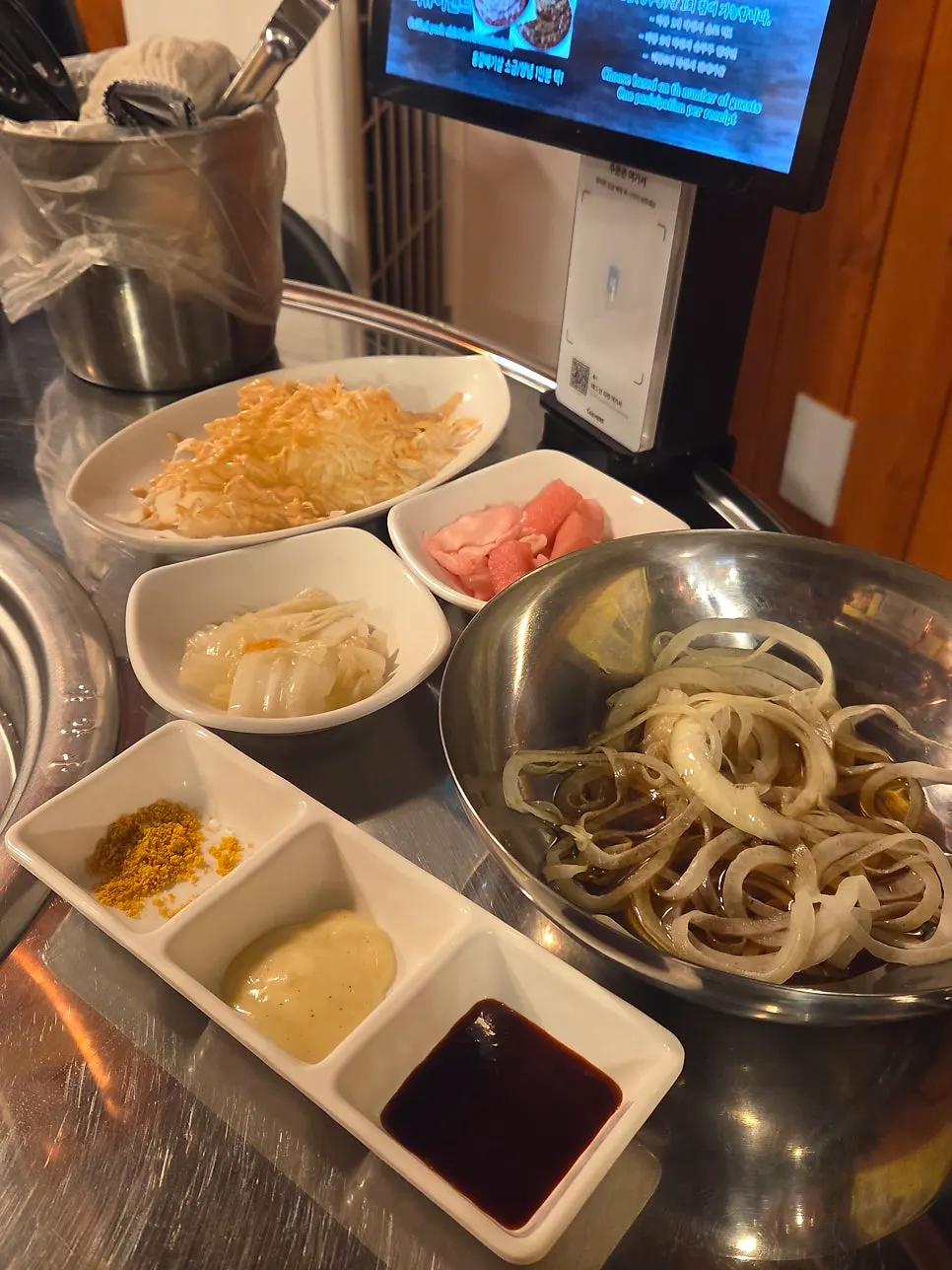 기본으로 나온 껍데기와 콘치즈