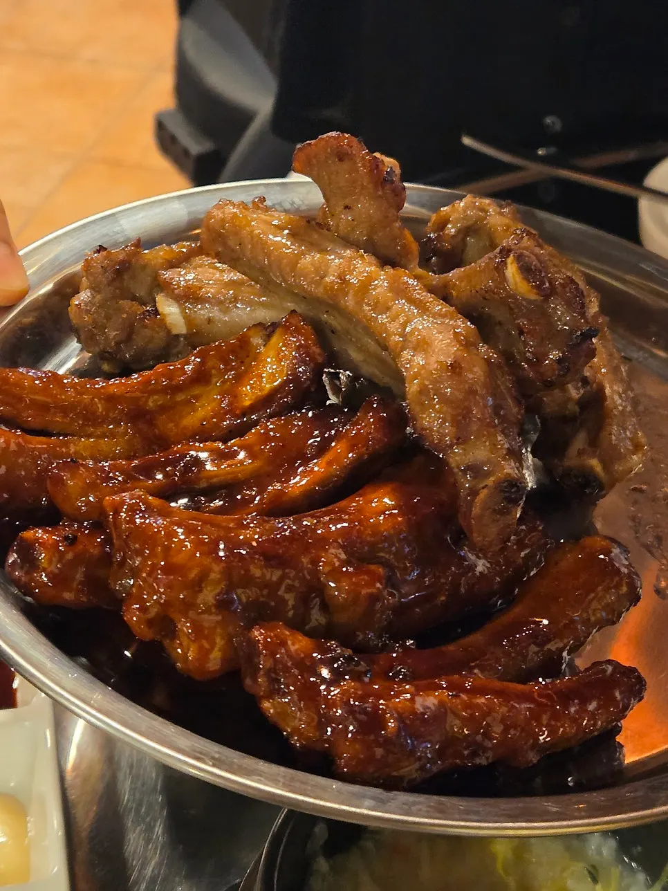 불판에 올린 간장쪽갈비